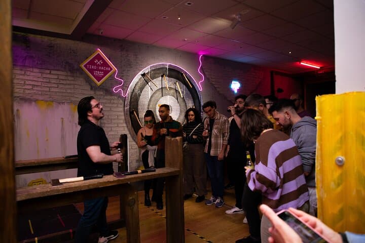 Hurling Steel in Madrid: 1-Hour Axe Throwing Session photo 4