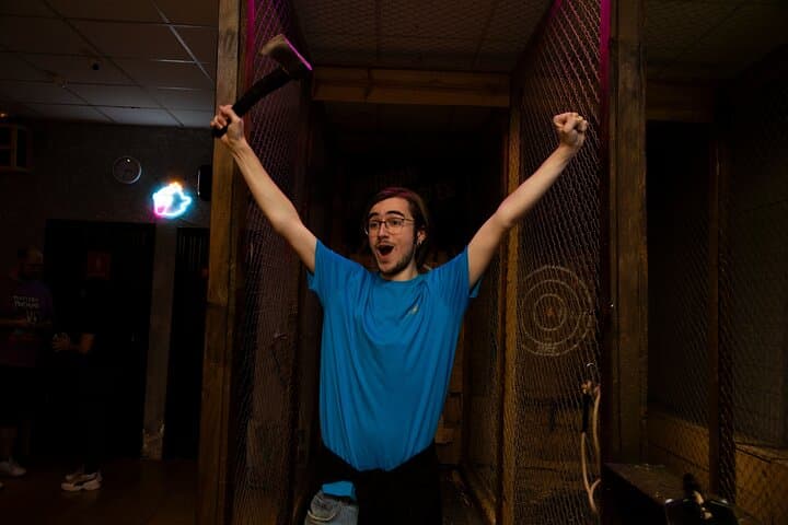 Axe Throwing in Madrid: 2-Hour AXEpert Session for Groups photo 5