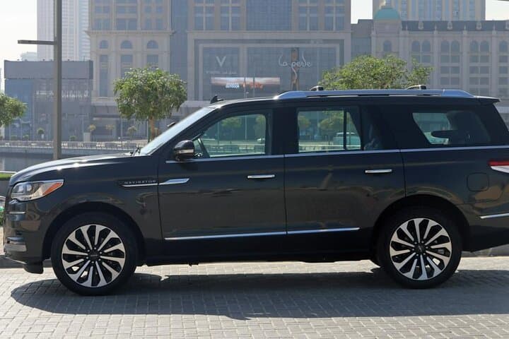 Dubai Private Full-Day Luxury Car and Driver — Comfort, Flexibility & Local Navigation photo 3