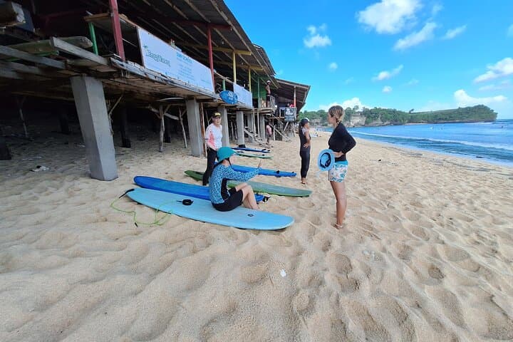 Kuta Surf Lessons: Private 90‑Minute Session with Custom Boards & Rentals