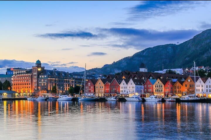 Private Guided Bergen City Sightseeing: Personalized Tour of Bryggen, Fløyen & Fantoft