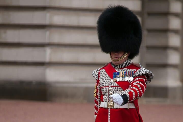 Changing of the Guard and London Landmarks Walking Tour — Buckingham Palace Experience photo 2