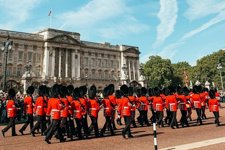 Changing of the Guard and London Landmarks Walking Tour — Buckingham Palace Experience photo 1