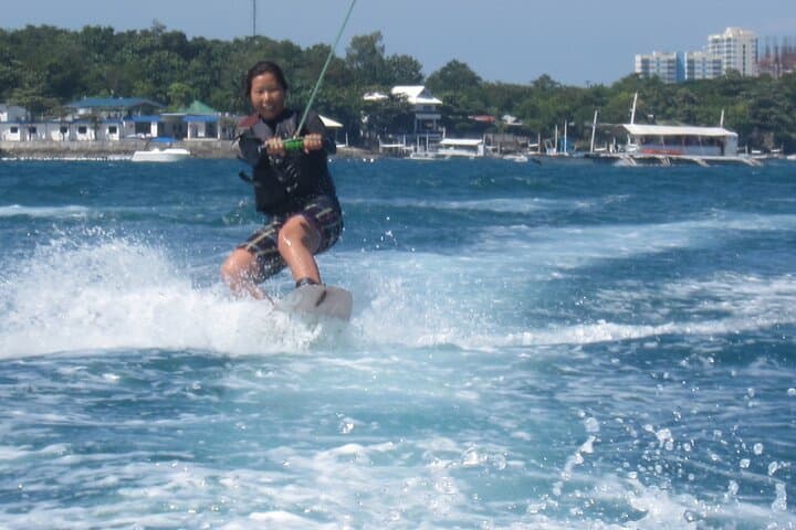 Cebu Wakeboarding: Beginner-Friendly Tow-Boat Sessions on Mactan Waters photo 4
