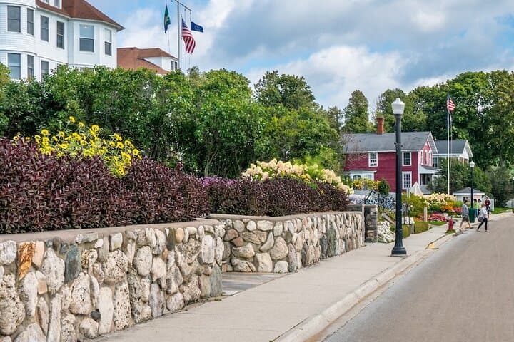 Scenic Mackinac Island Cycling Tour: Self-Guided Audio Loop Around the Island photo 3