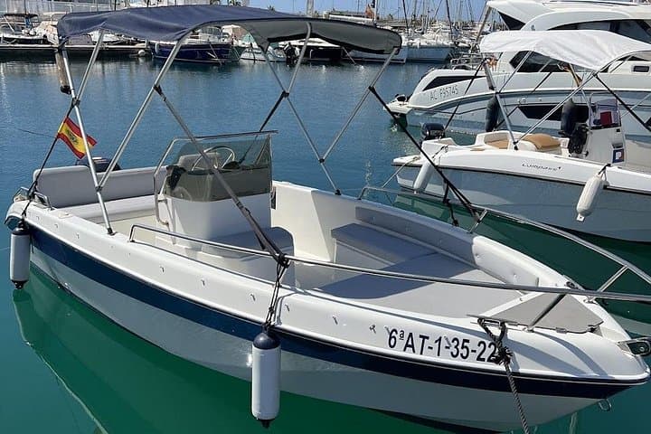 Skipper a Marinelo: 4-Hour License-Free Boat Rental in Torrevieja photo 2