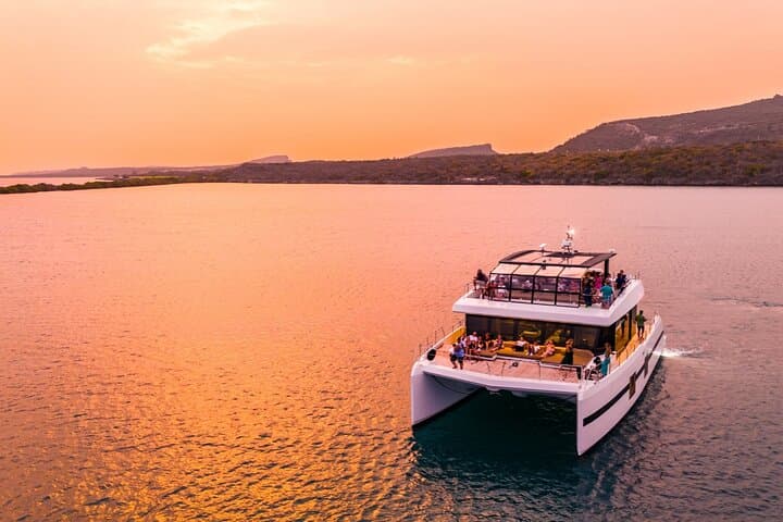 Gold Seahorse Sunset Cruise in Spanish Water, Curaçao — Luxury Catamaran Party