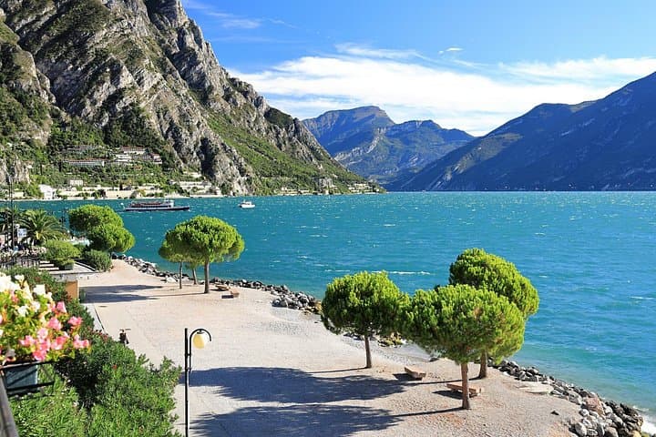 Full-Day Private Lake Garda Tour: Sirmione, Limone, Malcesine & Salò photo 2