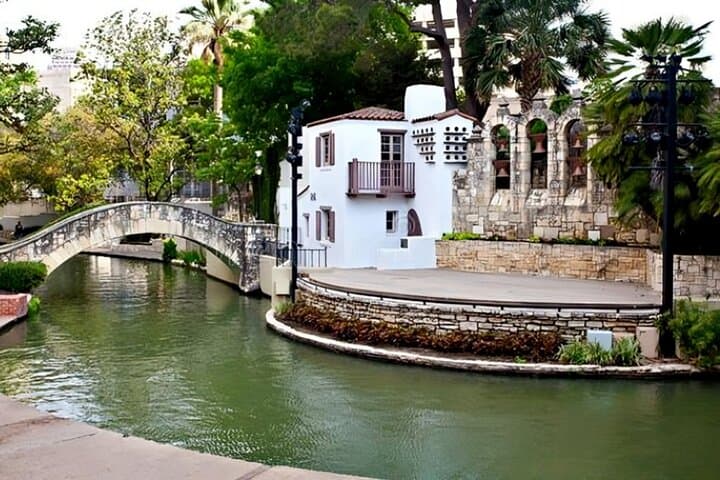 San Antonio Highlights Private Walking Tour: Alamo, Riverwalk & Tower Views