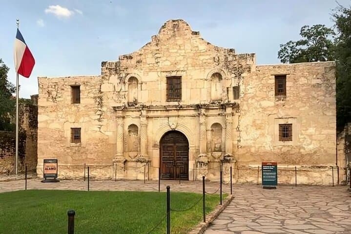 San Antonio Highlights Private Walking Tour: Alamo, Riverwalk & Tower Views photo 4