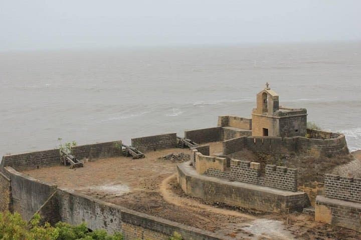 Enchanting Diu Heritage Tour: Diu Fort, Naida Caves & Nagoa Beach photo 2