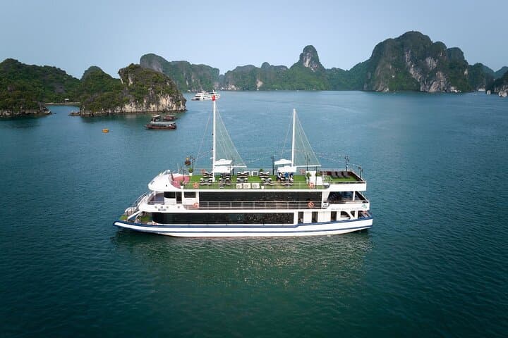 Halong Bay Day Cruise with Jacuzzi, Kayaking & Surprise Cave from Hanoi photo 4