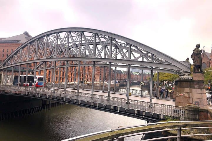 Hamburg First-Date Quiz Walking Tour — Reeperbahn, Speicherstadt & Harbor