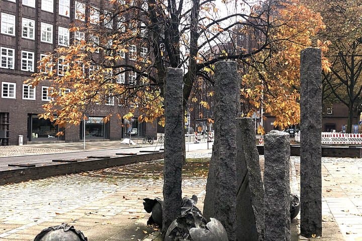 Hamburg First-Date Quiz Walking Tour — Reeperbahn, Speicherstadt & Harbor photo 5