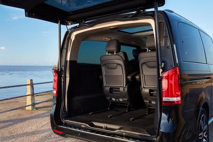 Smooth Arrival: Private Luxury Transfer Between Auckland Airport and Central Auckland photo 4