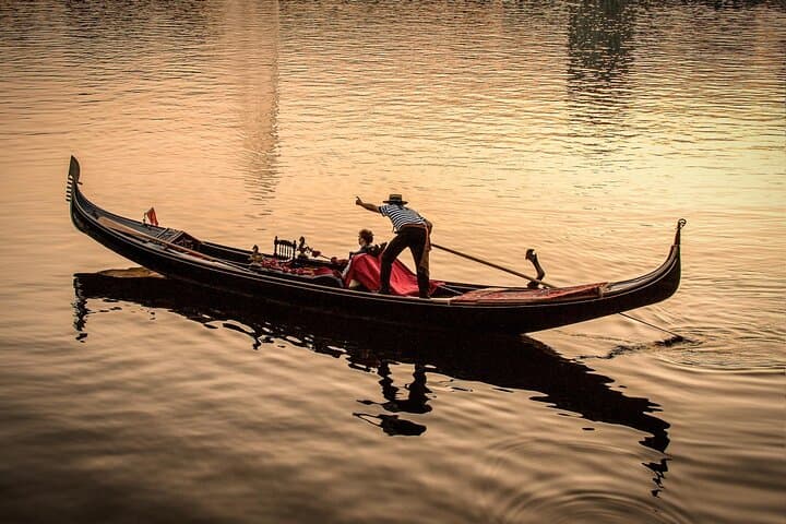 Gondola on the Alster: 45-Minute Venetian Ride in Hamburg