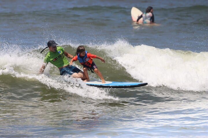 4-Session Surf Lessons on Lima's Costa Verde — Progressive Coaching & Video Analysis photo 3