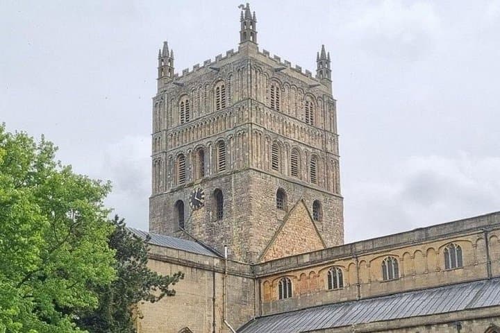 Self-Guided Walk from Tewkesbury Abbey to Victoria Gardens — Historic Tudor Town Audio Tour