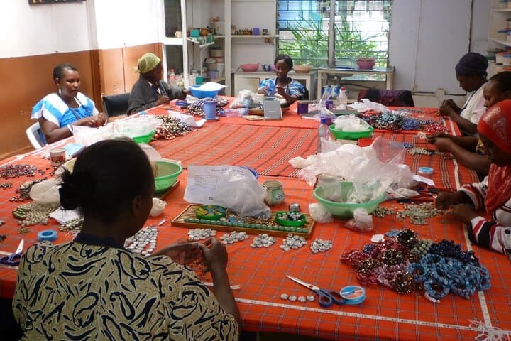 Close Encounters: Giraffe Centre, Nairobi National Museum & Kobe Beads Day Tour photo 3