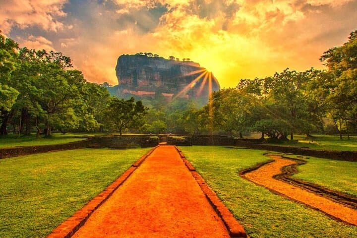 4-Day Sri Lanka Circuit: Sigiriya, Kandy & Bentota Adventure