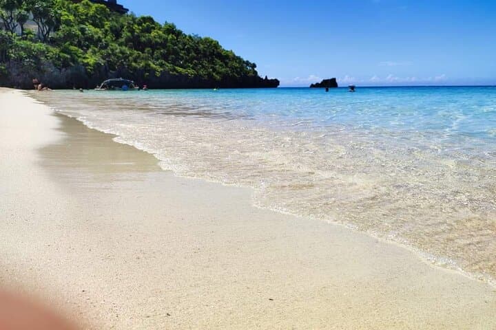 From Sloth Park to West Bay: Roatán Day Pass for Wildlife and Beach photo 4