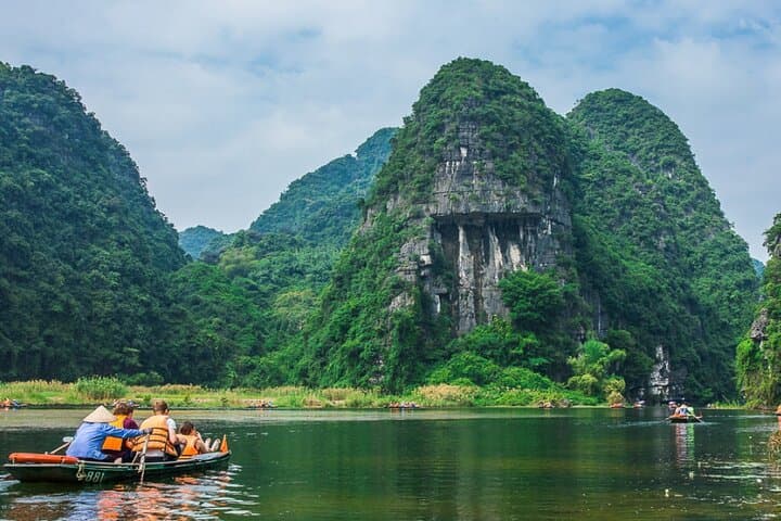 Mua Cave to Trang An: Hike, Cycle and Sampan Boat Day Trip from Hanoi