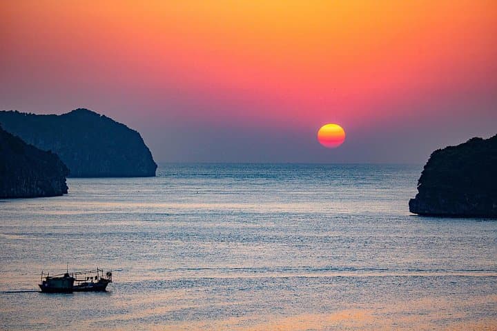Sunset Kayak & Swim in Lan Ha Bay: 3-Hour Tour from Cat Ba