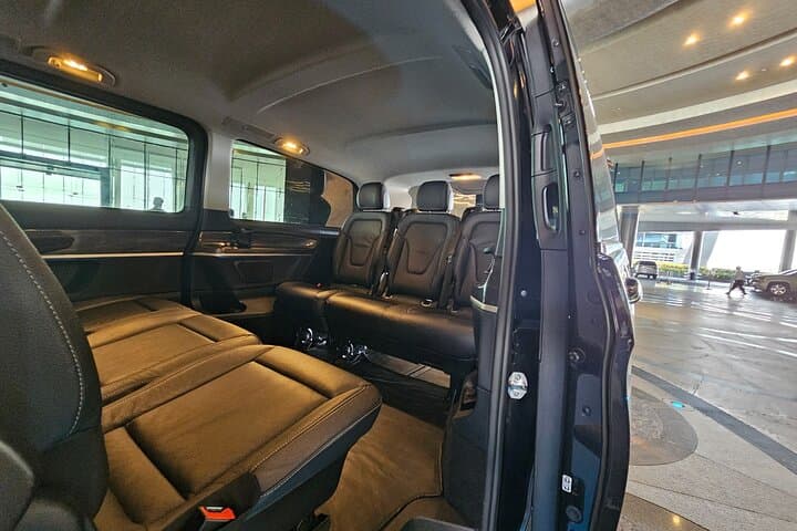 Mercedes V-Class Transfer Between Abu Dhabi and Dubai photo 3