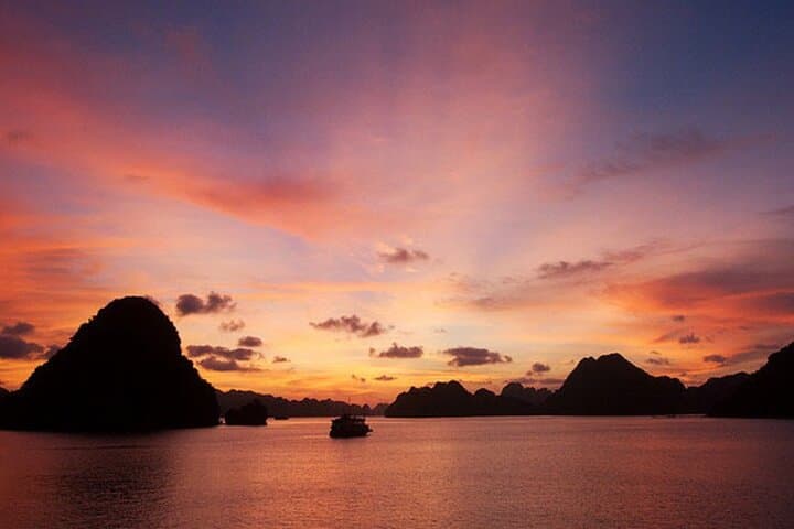 Private Luxury Sunset Yacht Cruise in Halong Bay from Tuan Chau photo 2