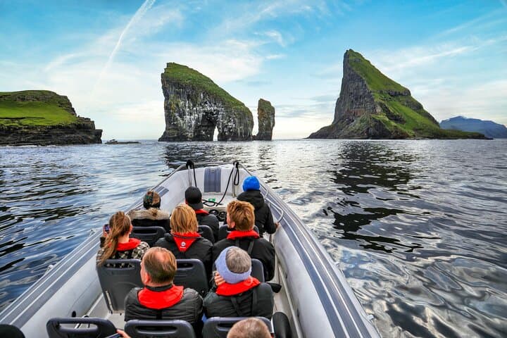Drangarnir Sea Stacks Boat Tour — Close‑Up Cruise to Múlafossur & Tindhólmur