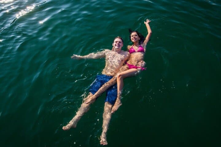 Private Luxury Yacht & Kayaking in Halong Bay — 2-Hour Sightseeing Cruise