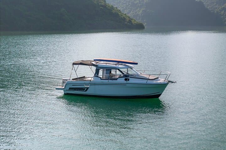 Private Luxury Yacht & Kayaking in Halong Bay — 2-Hour Sightseeing Cruise photo 6