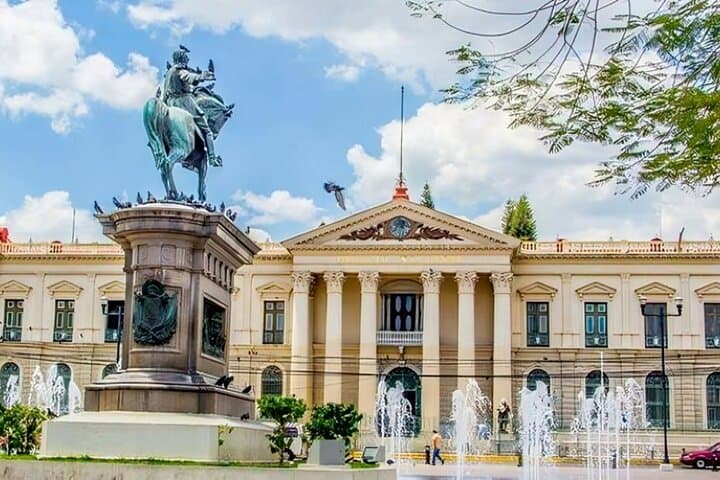 San Salvador Must-See Walking Tour: Cathedral, National Palace & El Rosario Guide