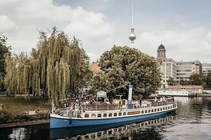 One-Hour Electric Sightseeing Cruise Through Berlin's Historic City Center