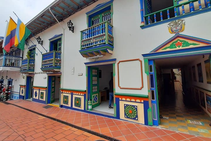 Climb La Piedra del Peñol and Explore Guatapé: Guided Day Tour from Medellín photo 3