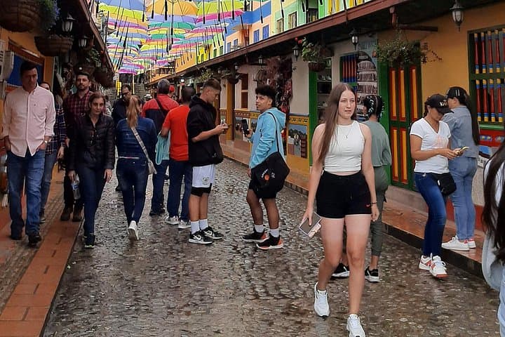 Climb La Piedra del Peñol and Explore Guatapé: Guided Day Tour from Medellín photo 4