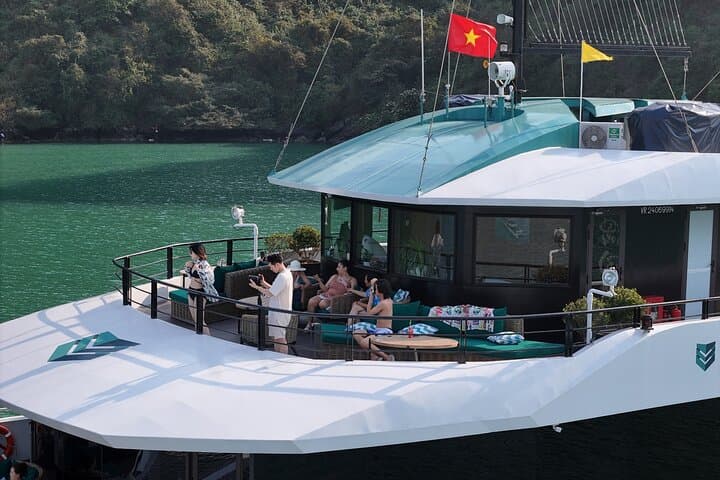 Yachting Lan Ha: Luxury Catamaran Day Cruise from Hanoi