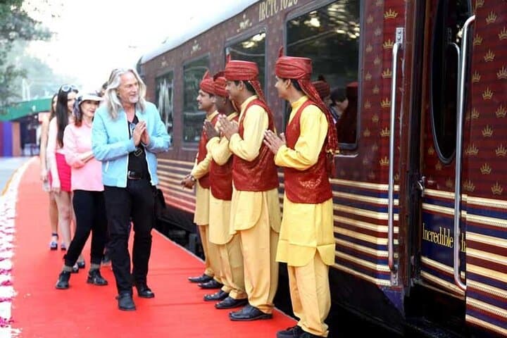 Taj Mahal Same Day Luxury Tour by Superfast Train from Delhi