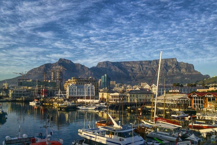 VIP Table Mountain and Cape Town Full-Day Tour: Skip the Line Cable Car, Slave Lodge & Karibu Lunch