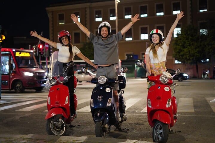 Rome by Vespa: Night Scooter Tour with Professional Photographer