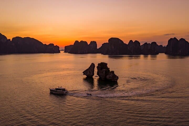 Ha Long Bay Sunset Private Yacht with Kayaking & Swimming