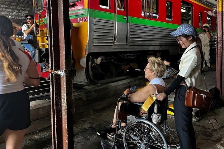 Accessible Luxury Tour to Damnoen Saduak Floating & Maeklong Railway Markets photo 2