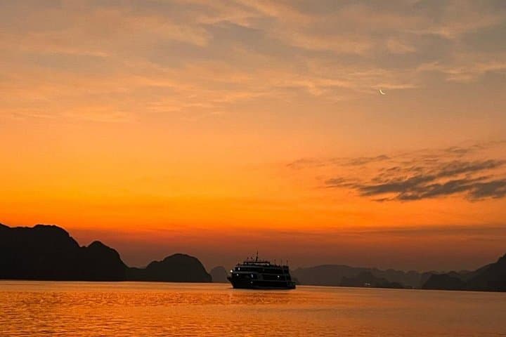 Ha Long Bay Luxury Private Yacht: Sunset Kayaking & Swimming from Tuan Chau photo 2