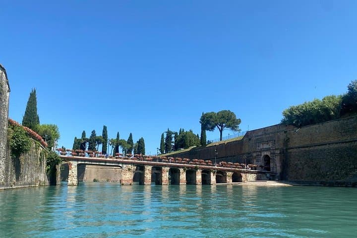 SUP Canals of Peschiera del Garda: Paddle, Photos & Sunset Aperitivo photo 2