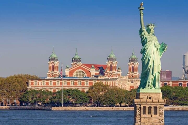 Brooklyn Bridge, Statue of Liberty and Manhattan Walking Tour — Dumbo to Battery Park photo 3