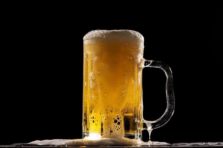 Crazy Prague Night: 10-Beer Private Pub Crawl in Old Town Prague