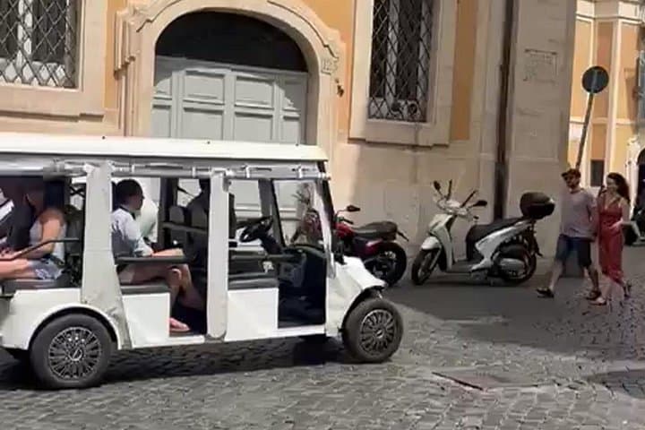 Quito Historic Center Golf Cart Tour — La Ronda, San Francisco & Basilica Views