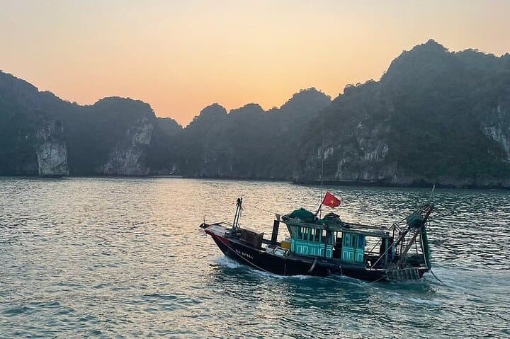 Sunset Kayak and Swim on Lan Ha Bay from Cat Ba: Cai Beo to Turtle Island photo 4