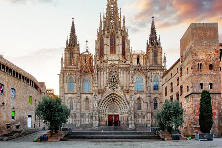 Gothic Quarter Walk and Catamaran: Barcelona Half-Day Guide