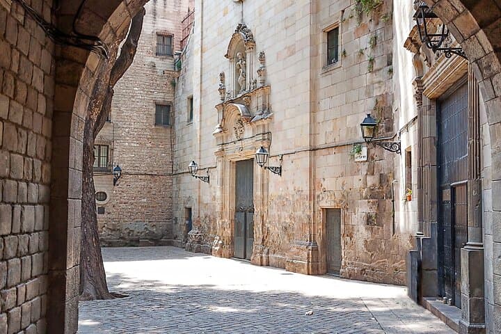 Gothic Quarter Walk and Catamaran: Barcelona Half-Day Guide photo 4